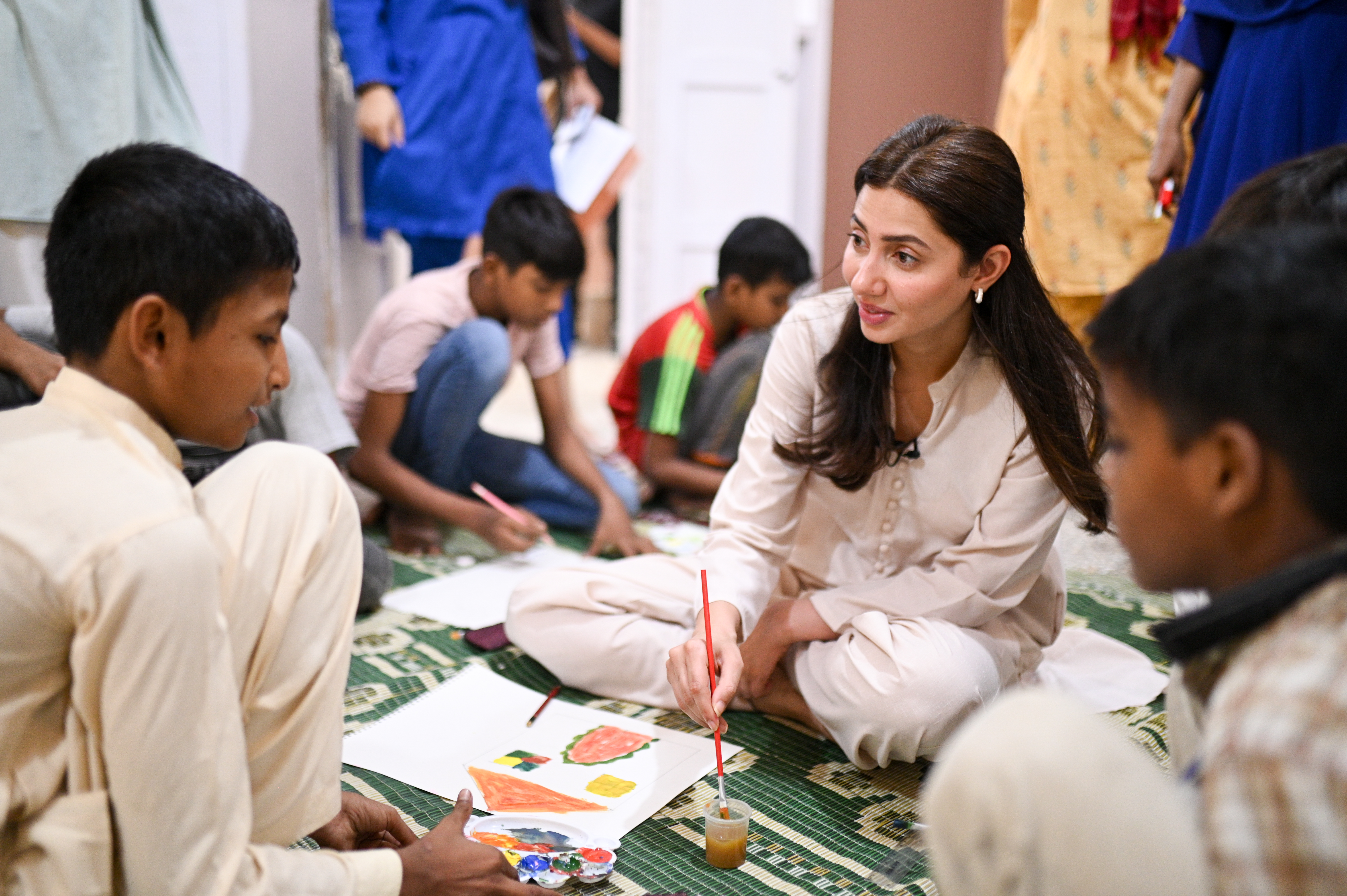 Mahira Khan Visits British Asian Trust’S Mental Health Project In Karachi (1)